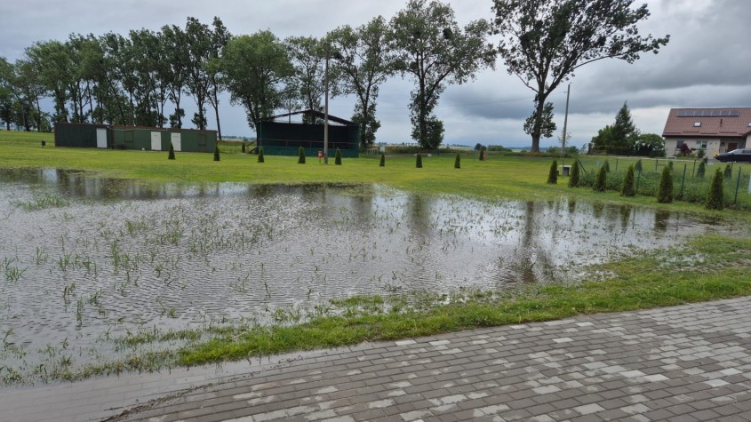 Tczew - Problem po deszczu na boisku i działkach w Dąbrówce