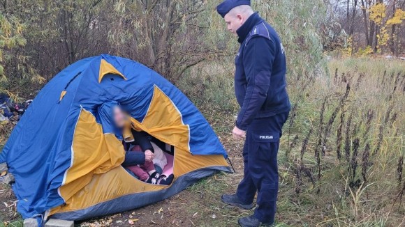 Tczew - Dzielnicowi sprawdzają miejsca, gdzie mogą przebywać osoby bezdomne