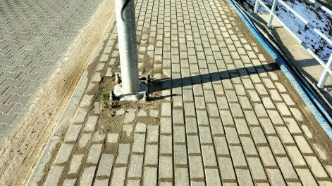 Tczew - Pomniejszone chodniki przez lampy w Rokitkach