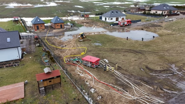 Tczew - Dramatyczna akcja w Stanisławiu po powstaniu wielkiego zapadliska. "Działania ratownicze nadal trwają"