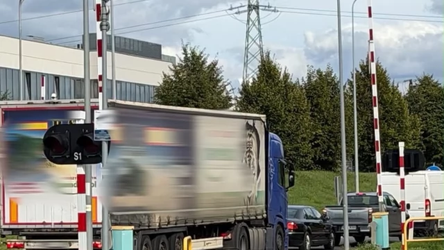Tczew - 2000 zł mandatu i 15 punktów karnych za wjazd na przejazd kolejowy