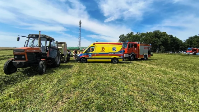 Tczew - Wypadek podczas żniw! Mężczyzna wciągnięty przez maszynę
