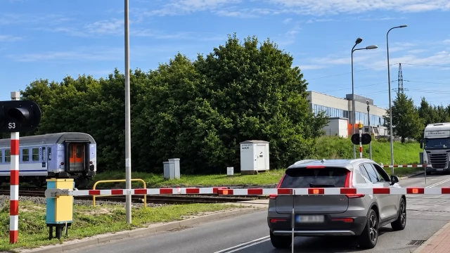 Tczew - Czerwone światło i zamykające się rogatki. Tczewska drogówka ukarała dwóch kierujących