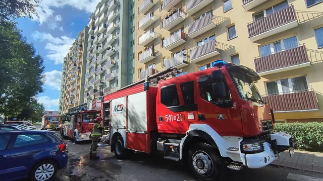 Tczew - Zadymienie w wieżowcu. Strażacy wyważyli drzwi i zapobiegli pożarowi