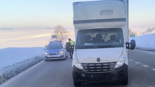 Tczew - Auto staczało się w dół bez kierowcy. Policjanci użyli służbowych pałek