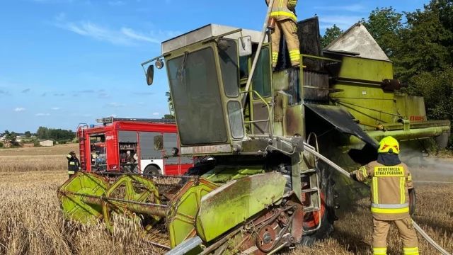 Tczew - Strażacy apelują o ostrożność podczas prac polowych. Płonęły już 2 kombajny