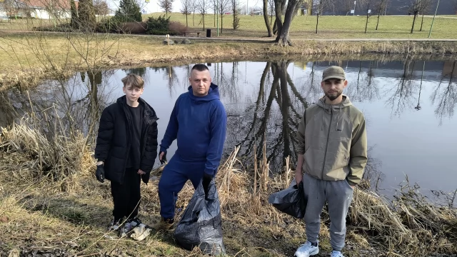 Tczew - Skrzyknęli się i sprzątnęli okolice stawku. Przyducha zabiła ryby