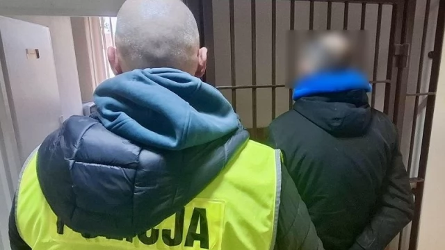 Tczew - Uszkodzili elewację szkoły, bo "chcieli coś znaleźć" w styropianie