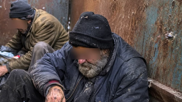 Tczew - Panowie w kryzysie bezdomności w śmietniku