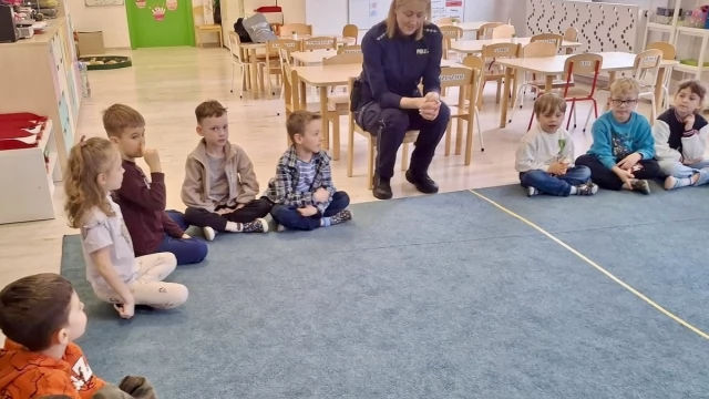 Tczew - Spotkanie z dzielnicową w przedszkolu "Pan Słonik". Maluchy poznawały zasady bezpieczeństwa