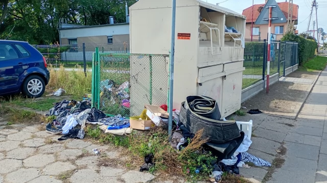Tczew - Notoryczny Syf przy koszu z odzieżą