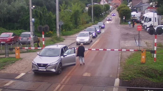 Tczew - Kolejny groźny incydent na tym samym przejeździe w Gdańsku. Kolejarze apelują: na przejeździe nie ryzykujmy swoim życiem!