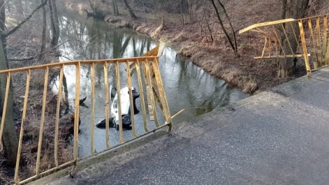 Tczew - Samochód wpadł do rzeki! Trwa akcja ratunkowa [AKTUALIZACJA]