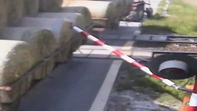 Tczew - Trzy poważne zdarzenia w kilka dni. Ciągnik zderzył się z pociągiem, spłonęła ciężarówka, byli ranni