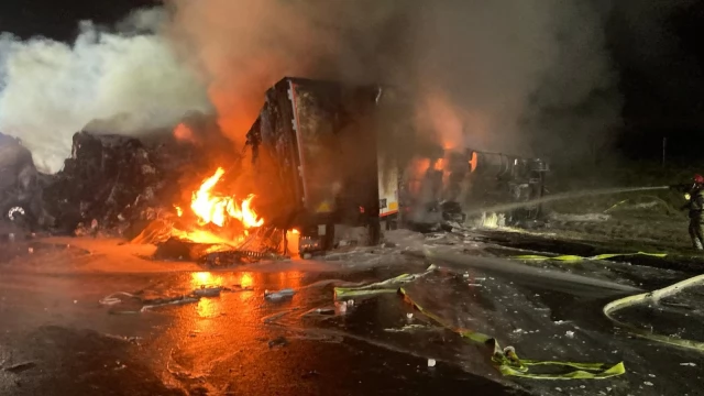 Tczew - Ciężarówki stanęły w ogniu. A1 zablokowana po nocnym wypadku